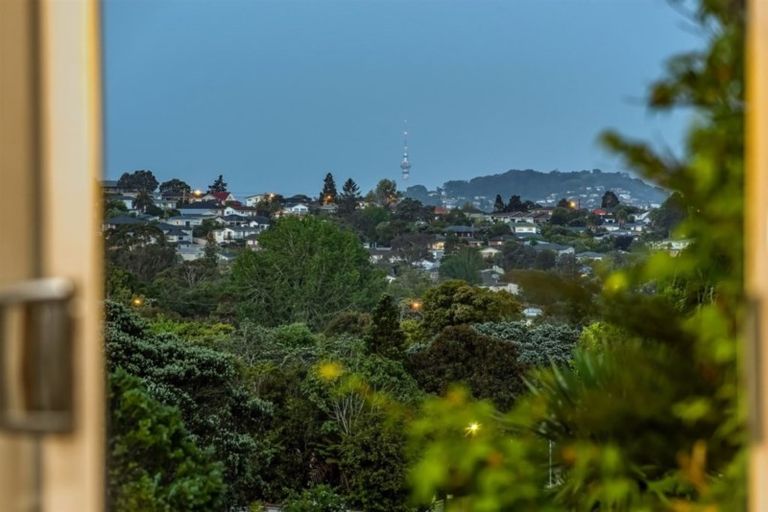 Photo of property in 26 Staincross Street, Green Bay, Auckland, 0604