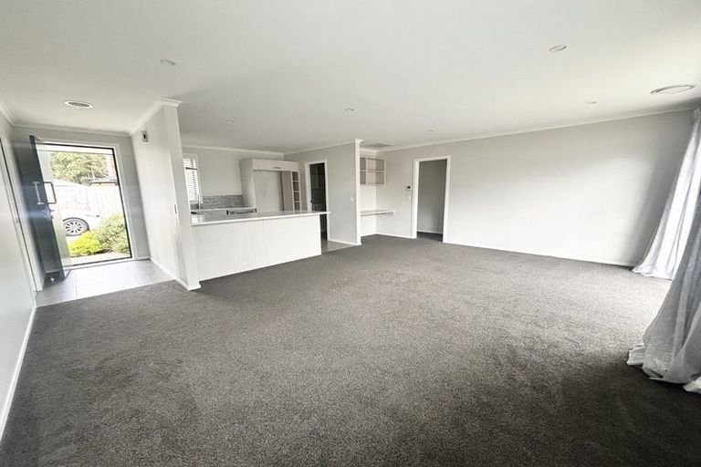 Photo of property in 5 Rewarewa Way, Timberlea, Upper Hutt, 5018
