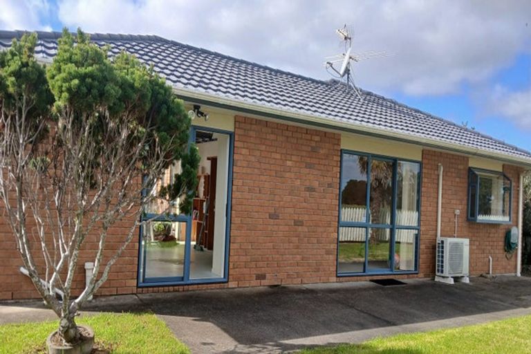 Photo of property in 14 Harobed Place, Weymouth, Auckland, 2103