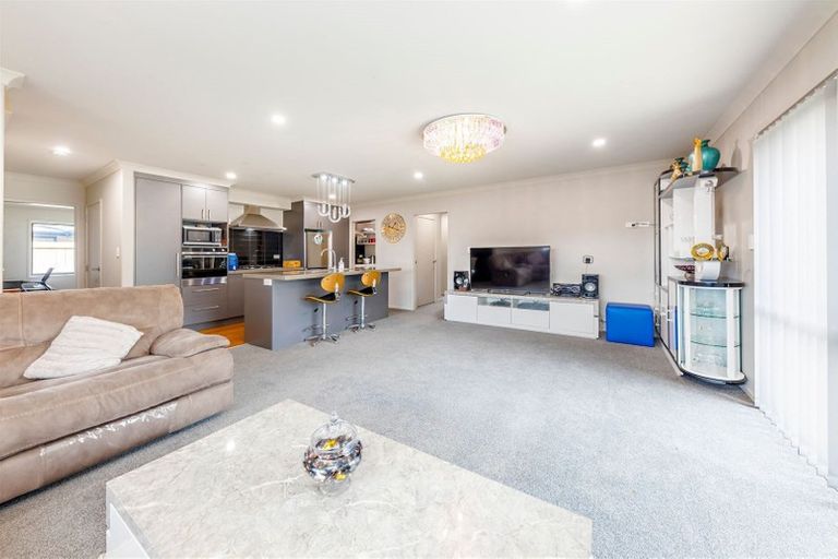 Photo of property in 9 Dumas Place, Rosehill, Papakura, 2113