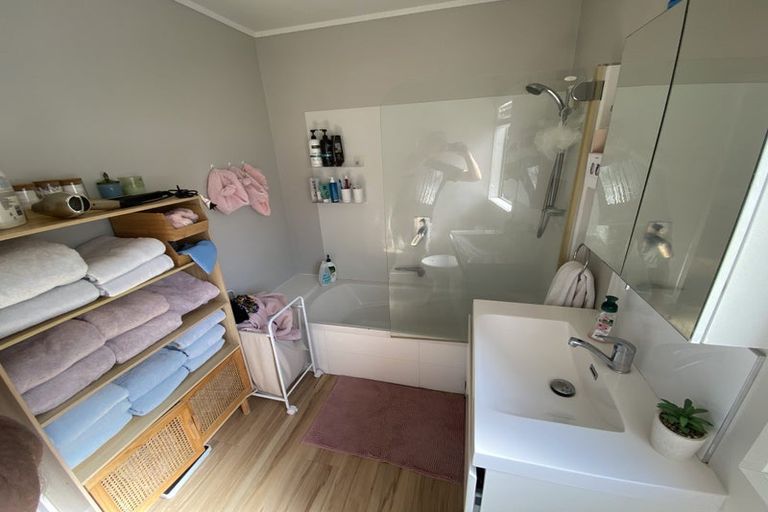 Photo of property in 13 Caspian Close, New Lynn, Auckland, 0600