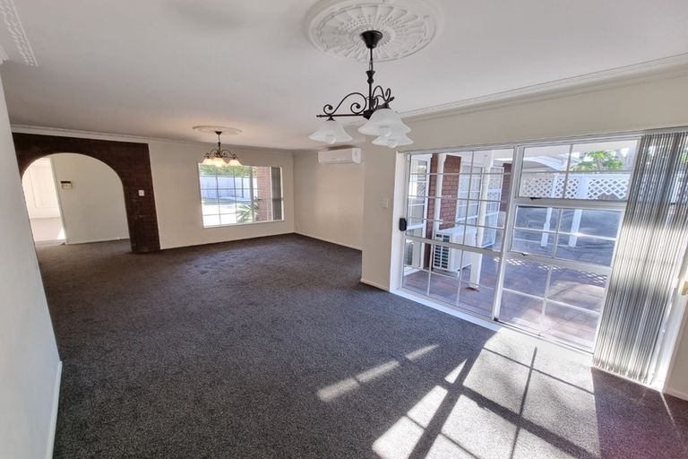 Photo of property in 2 Framalda Place, Conifer Grove, Takanini, 2112