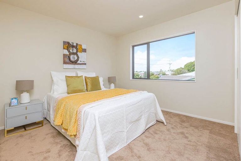 Photo of property in 2/43 Clevedon Road, Papakura, 2110
