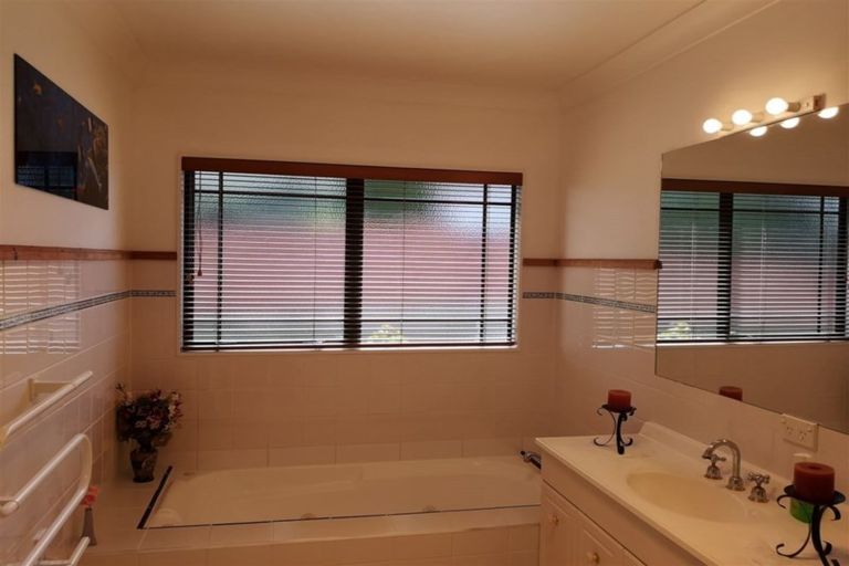 Photo of property in 1 Pistachio Place, Goodwood Heights, Auckland, 2105