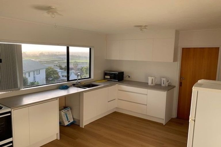 Photo of property in 19 Jumento Place, Unsworth Heights, Auckland, 0632