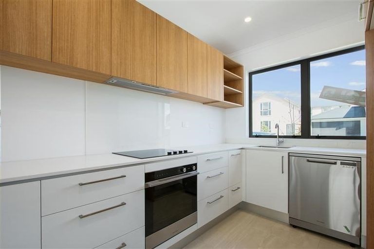 Photo of property in 33 Samuel Cassidy Avenue, Swanson, Auckland, 0614