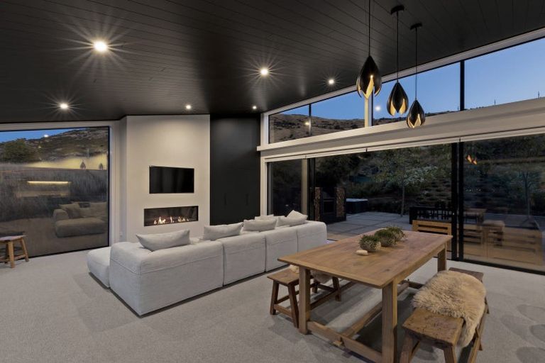 Photo of property in 8 Spring Hill Road, Kelvin Heights, Queenstown, 9300