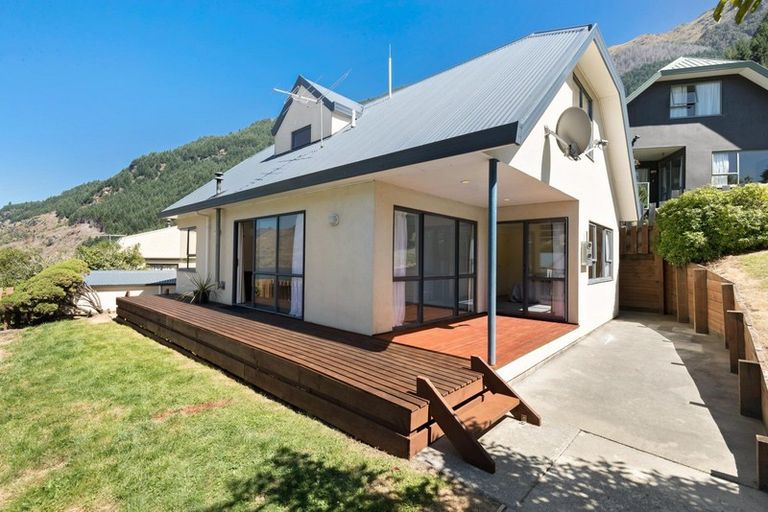 Photo of property in 2a Wye Place, Fernhill, Queenstown, 9300