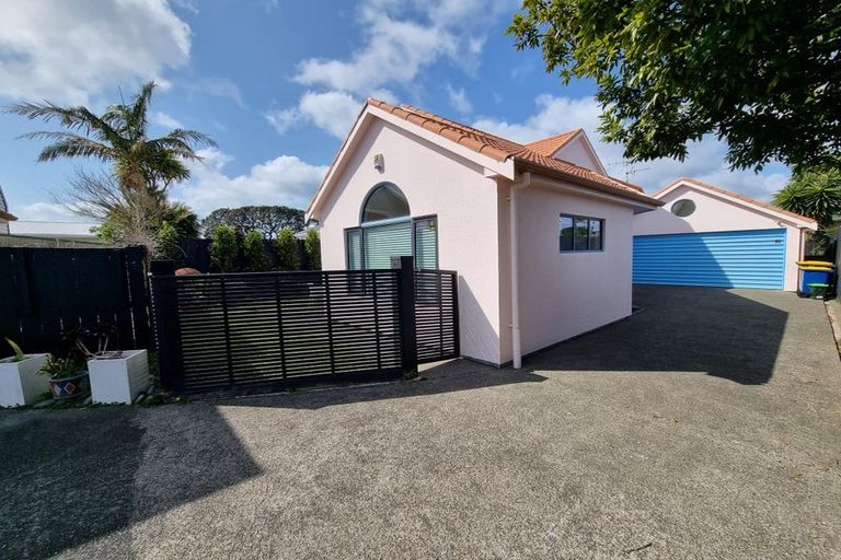 Photo of property in 83b Old Lake Road, Narrow Neck, Auckland, 0624