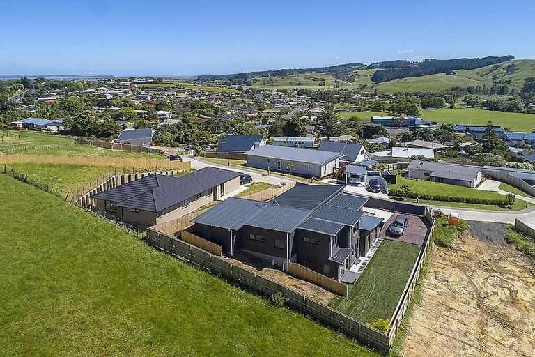 Photo of property in 21 Rauta Way, Helensville, 0800
