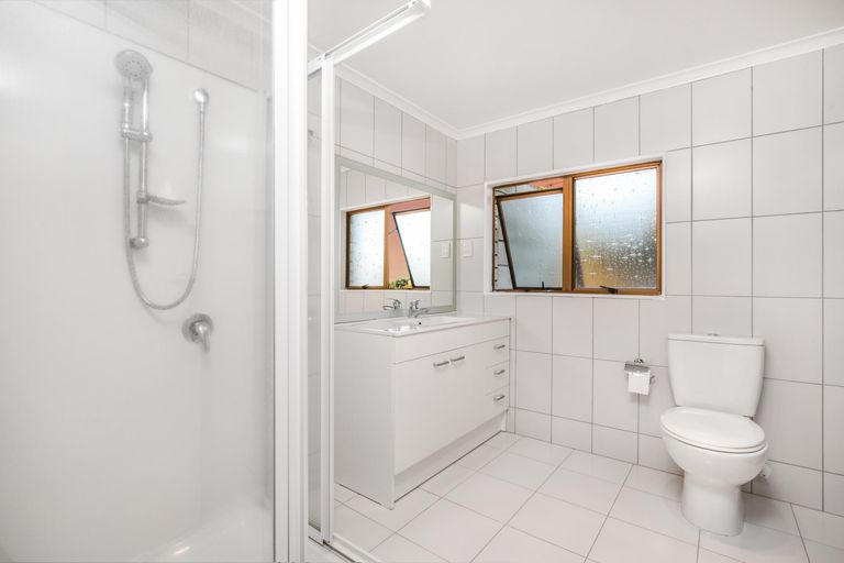 Photo of property in 16 Banksia Place, Goodwood Heights, Auckland, 2105