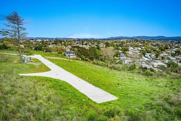 Photo of property in 17a Tiriwa Drive, Massey, Auckland, 0614
