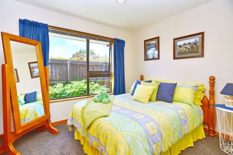 Photo of property in 11 Amdale Avenue, Broomfield, Christchurch, 8042