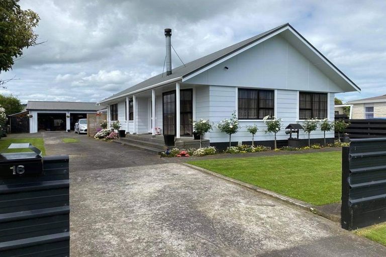 Photo of property in 16 Kamahi Avenue, Hawera, 4610