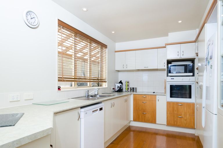 Photo of property in 2/15 Stoneleigh Court, Sunnynook, Auckland, 0632