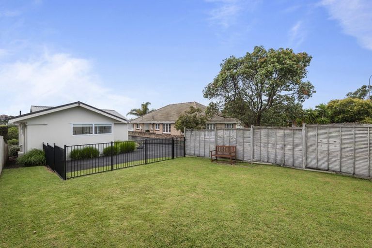 Photo of property in 35 Onewa Road, Northcote, Auckland, 0627