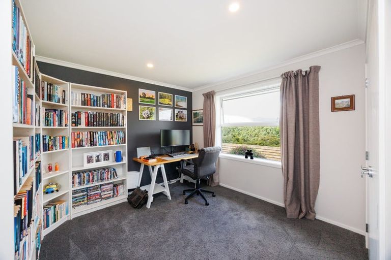 Photo of property in 132 Johnstone Drive, Fitzherbert, Palmerston North, 4410