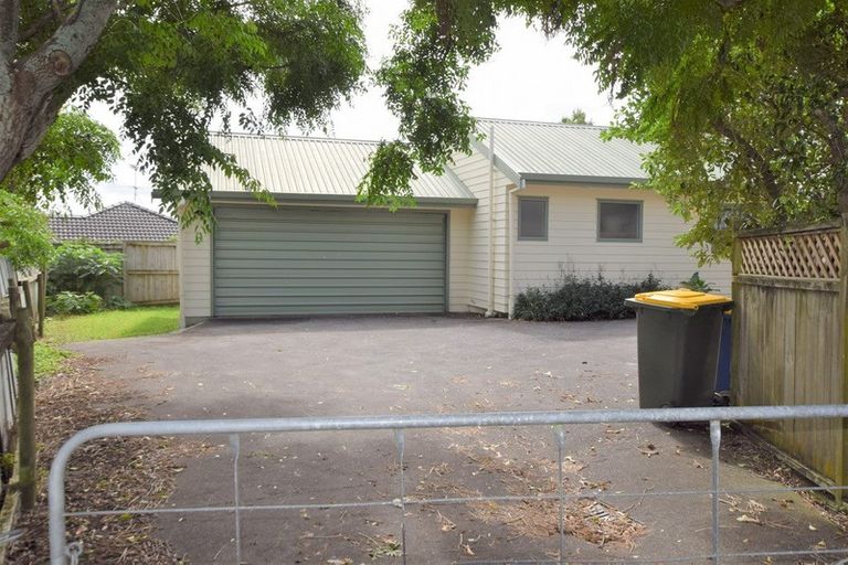 Photo of property in 106a Royal Road, Massey, Auckland, 0614