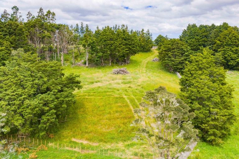 Photo of property in 18 Omana Road, Maungakaramea, 0178