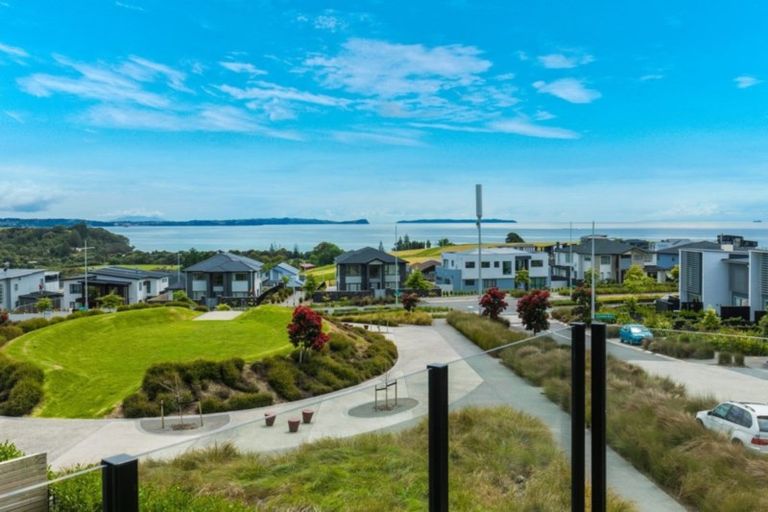 Photo of property in 1 Coastview Lane, Long Bay, Auckland, 0630