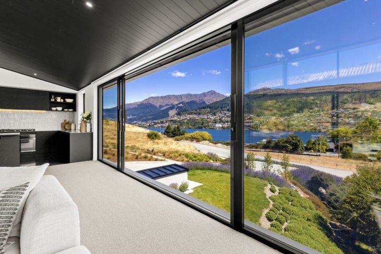 Photo of property in 8 Spring Hill Road, Kelvin Heights, Queenstown, 9300