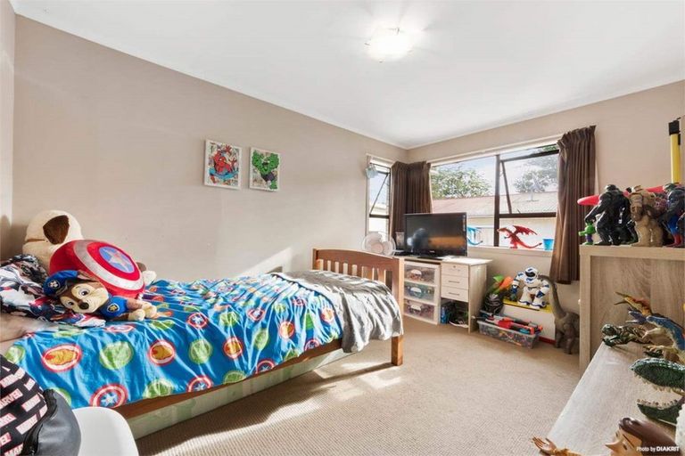 Photo of property in 60 Cedar Heights Avenue, Massey, Auckland, 0614