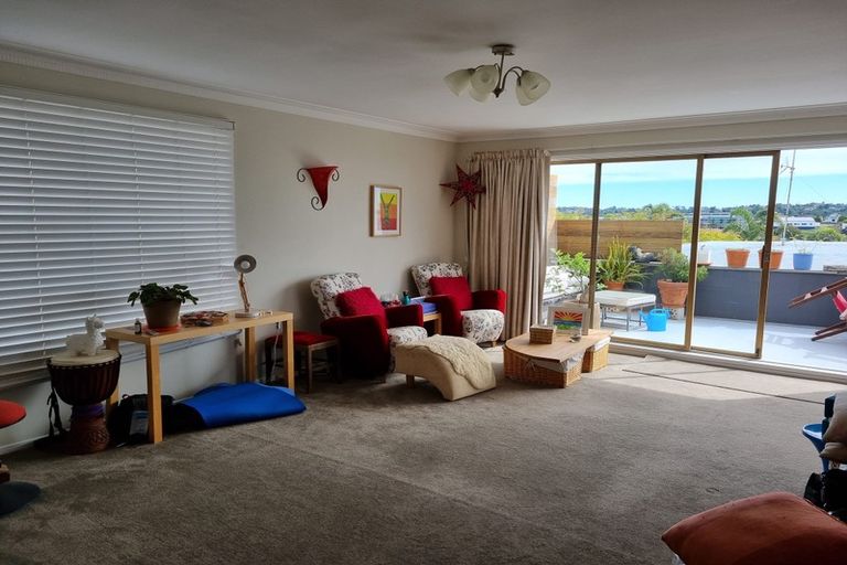Photo of property in 2/47 Braemar Road, Rothesay Bay, Auckland, 0630