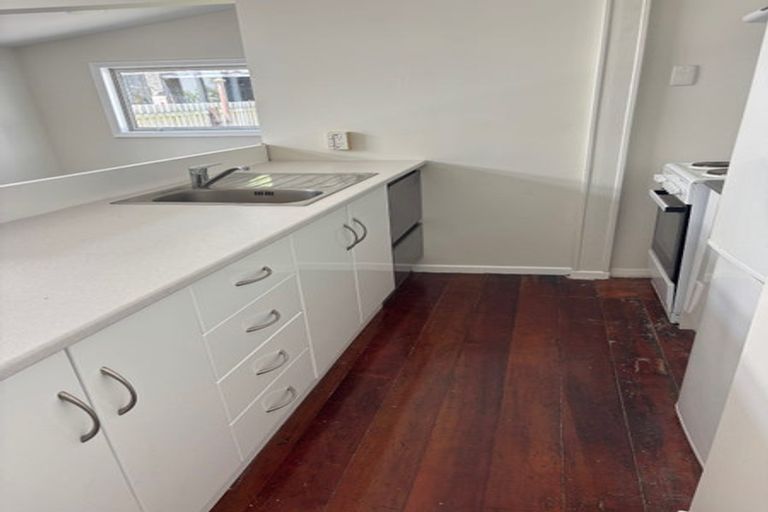 Photo of property in 16 Glendavar Street, Berhampore, Wellington, 6023