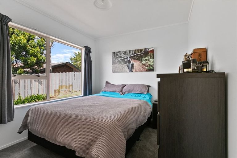 Photo of property in 22 Jumento Place, Unsworth Heights, Auckland, 0632