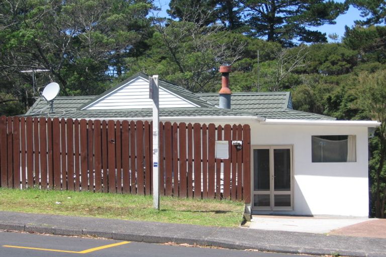 Photo of property in 60 Easton Park Parade, Glenfield, Auckland, 0629