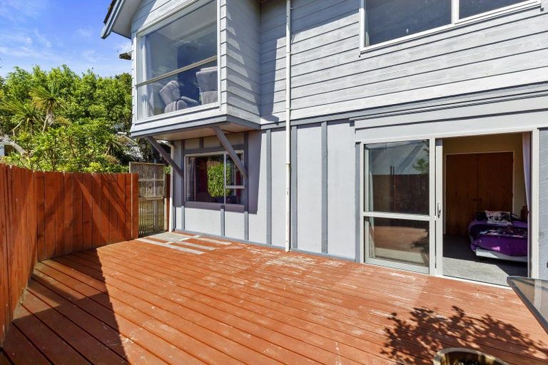 Photo of property in 52 Colchester Crescent, Newlands, Wellington, 6037