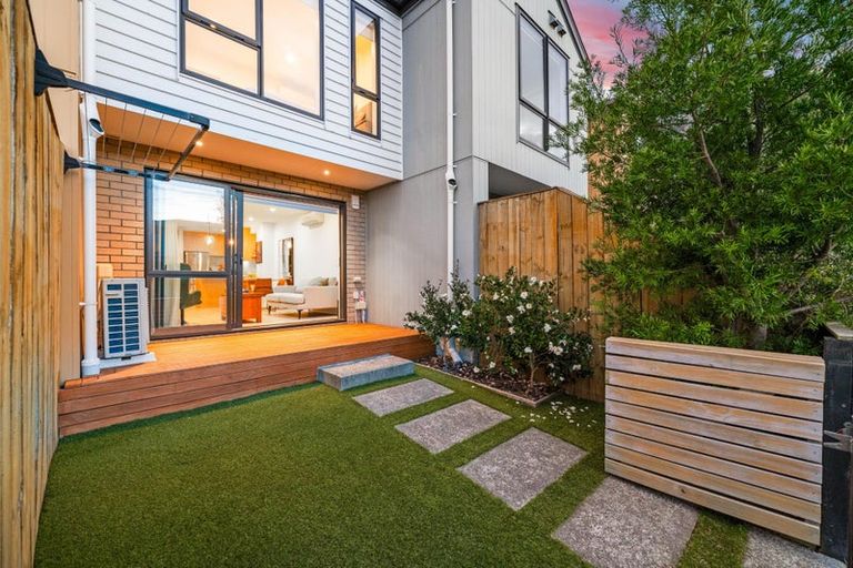 Photo of property in 5/1a Royal View Road, Te Atatu South, Auckland, 0610