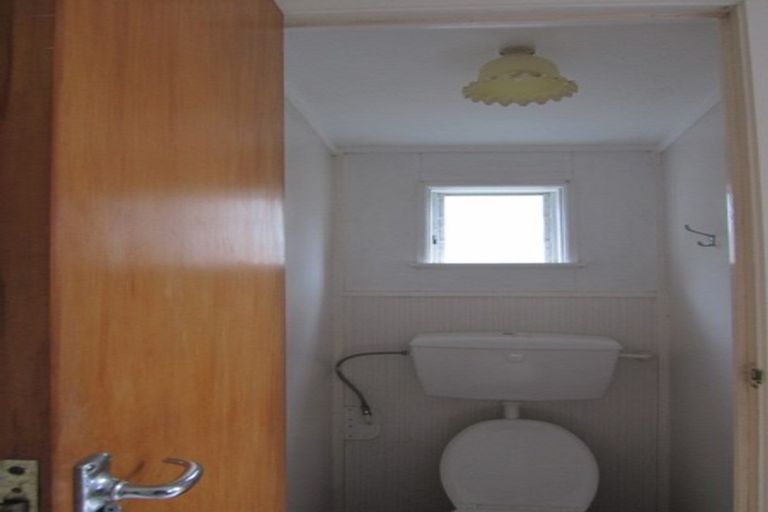 Photo of property in 51 Peach Road, Glenfield, Auckland, 0629