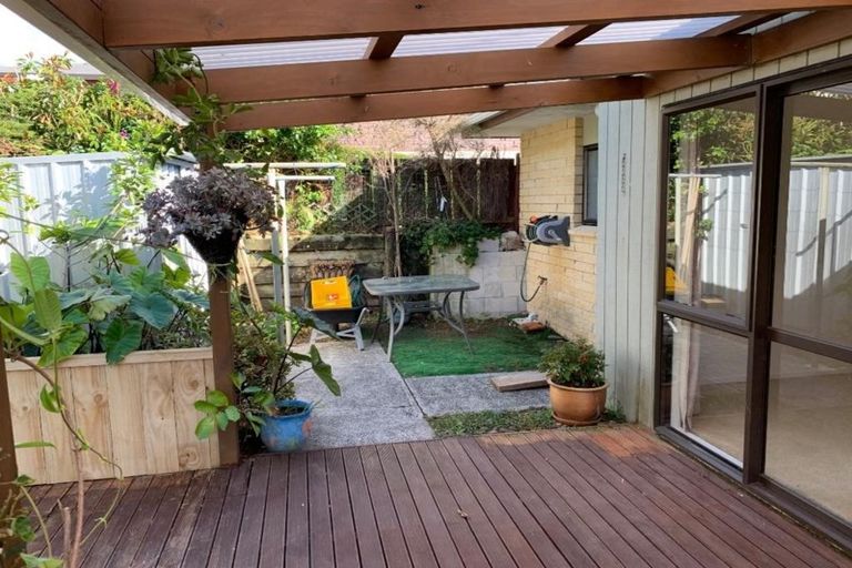 Photo of property in 2/4 Eagle Place, Red Beach, 0932