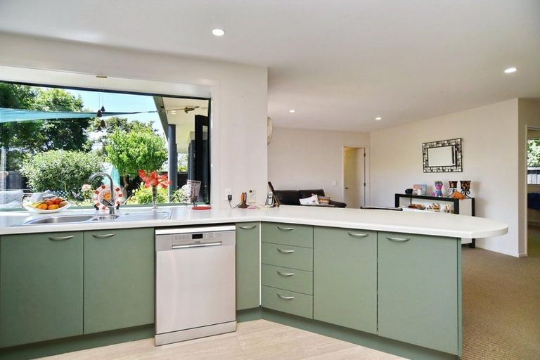 Photo of property in 21 Thornwood Place, Redwood, Christchurch, 8051