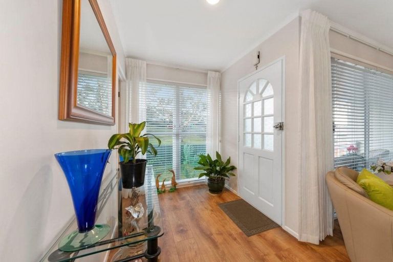 Photo of property in 100 Lantana Road, Green Bay, Auckland, 0604