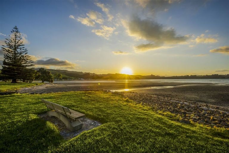 Photo of property in 3 Karaka Road, Kawakawa Bay, Papakura, 2585