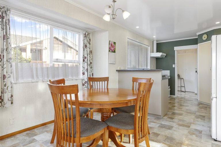 Photo of property in 16 The Grove, Titirangi, Auckland, 0604