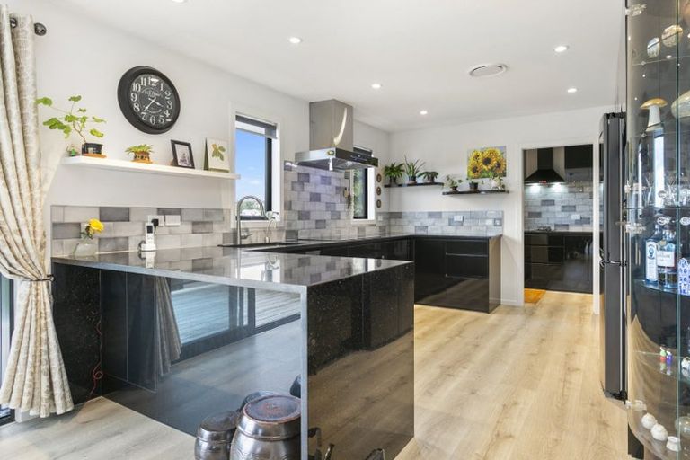 Photo of property in 69 Sunset Road, Totara Vale, Auckland, 0632