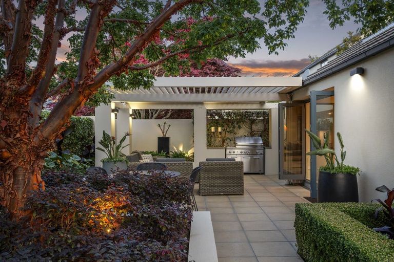 Photo of property in 37 Thornycroft Street, Fendalton, Christchurch, 8052