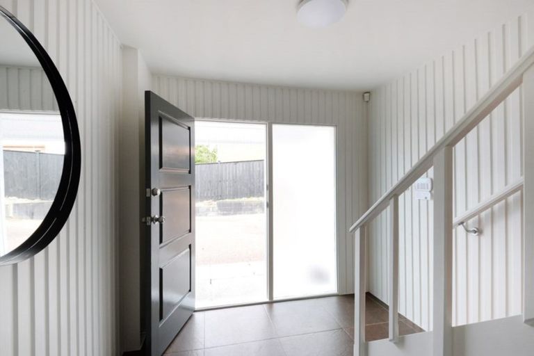Photo of property in 2/611 Beach Road, Rothesay Bay, Auckland, 0630