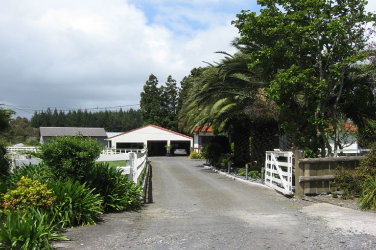 Photo of property in 240 Boord Crescent, Kumeu, 0891