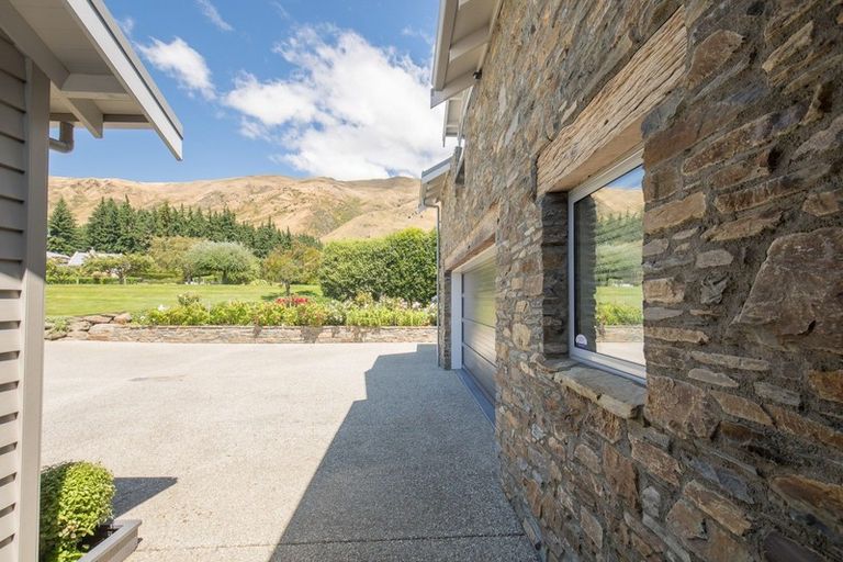 Photo of property in 2 Elderberry Crescent, Wanaka, 9305
