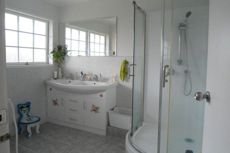 Photo of property in 24 Whiteacres Drive, Sunnyhills, Auckland, 2010