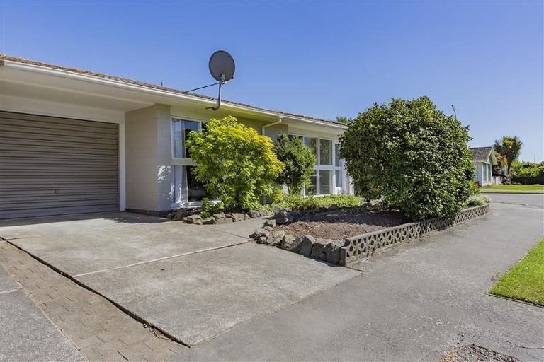Photo of property in 2/5 Sarabande Avenue, Redwood, Christchurch, 8051