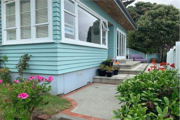 Photo of property in 27 Moana Road, Plimmerton, Porirua, 5026