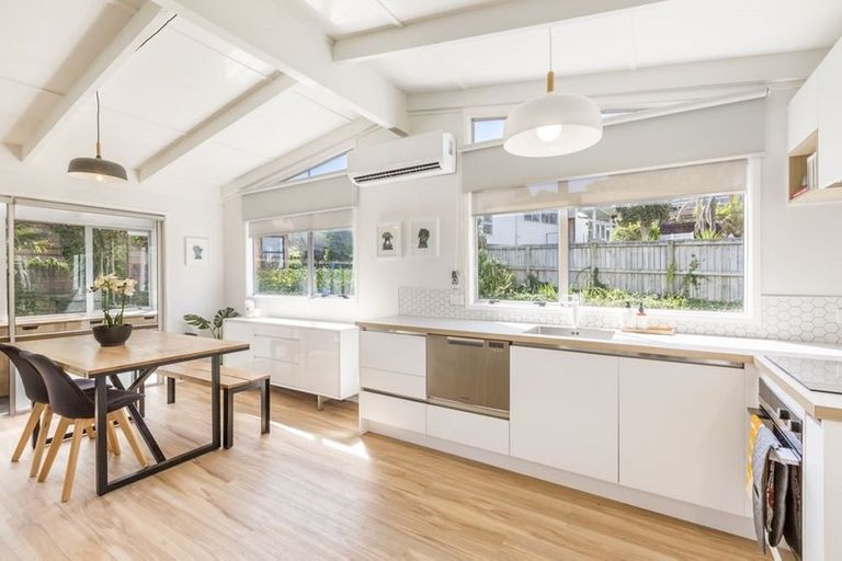 Photo of property in 5b Eagle Place, Red Beach, 0932