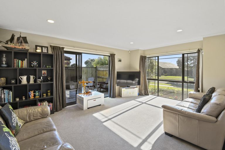 Photo of property in 6 Croftview Road, Wattle Downs, Auckland, 2103