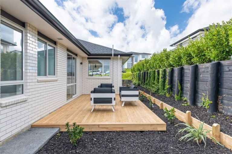 Photo of property in 17 Boocock Crescent, Orewa, 0931
