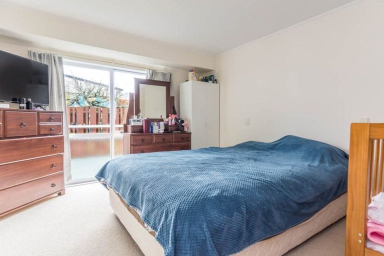 Photo of property in 2/52 Waitaki Street, Henderson, Auckland, 0612